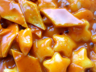 8、辣炒年糕,快速拌匀后出锅，撒上葱花儿和芝麻就可以啦