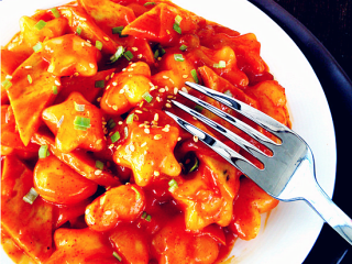 9、辣炒年糕,年糕的形状多样，切成片状比较容易熟透。