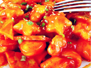 11、辣炒年糕,韩式辣酱的口味偏甜辣，稍有咸味，所以不用加盐了，少许鸡粉提味即可