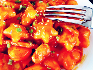 10、辣炒年糕,熟透的年糕内芯是软糯的，如果内芯是硬的就是还没煮透，所以最好把年糕切片或小块。这次我用的是心形和星形的