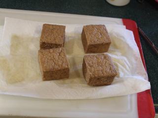 2、猪肉油豆腐烧,捞出油豆腐，用纸巾吸掉表面油汁和水分。