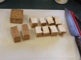 3、猪肉油豆腐烧,将油豆腐每块切4等分。