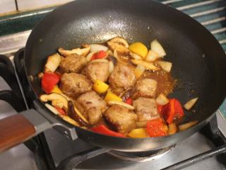 11、猪肉油豆腐烧,煮到有点收汁，酱汁变稠。因为煎肉有沾太白粉，所以酱汁不勾芡也会变的黏稠。