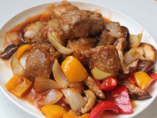 12、猪肉油豆腐烧,装盘上桌。猪肉和油豆腐结合的很搭，一口咬下，感觉是吃肉却又非常软嫩，好吃！