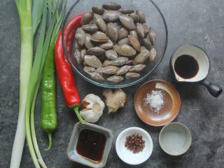 1、爆炒花甲螺,准备好材料；