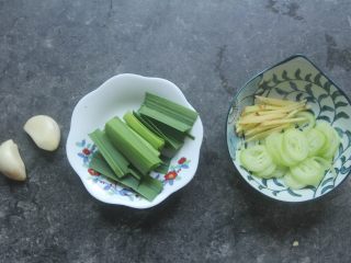 4、爆炒花甲螺,准备好蒜，蒜苗，姜丝和大葱;