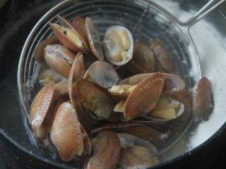 5、爆炒花甲螺,取一口锅装好水，把花甲冷水下锅，水沸腾后，花甲全部开口后立刻捞起沥干水备用;