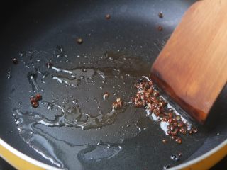 6、爆炒花甲螺,炒锅内放入油，油热后倒入花椒爆香;