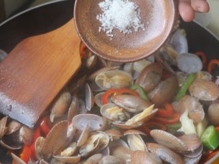 10、爆炒花甲螺,放入白糖;