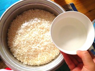 1、韩式菜包饭,如图，米饭出锅，与白醋比例10：1，调好