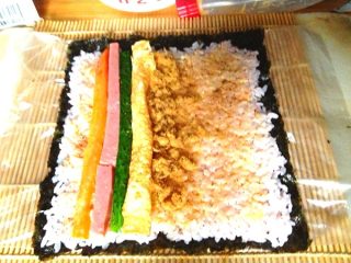 3、韩式菜包饭,如图，铺上配料等