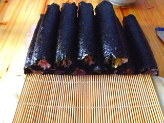4、韩式菜包饭,如图，一一卷起，等五分钟
