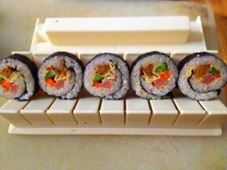 5、韩式菜包饭,如图，每根切八片左右，刀刃要擦醋才不粘