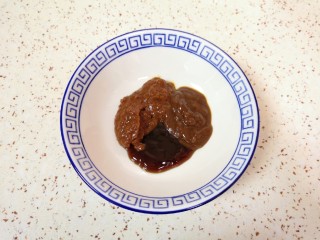 5、小蒜酱香饼,准备好豆瓣酱、甜面酱和蚝油搅拌均匀。