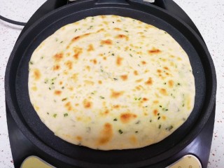 13、小蒜酱香饼,煎至两面金黄，饼就熟了。