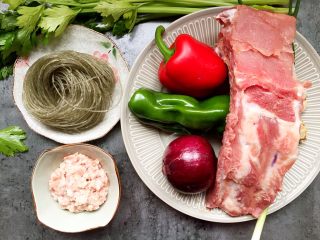 1、过桥排骨,准备材料如图。