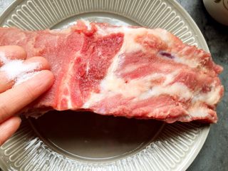 2、过桥排骨,排骨洗净均匀抹上食盐腌制半小时。