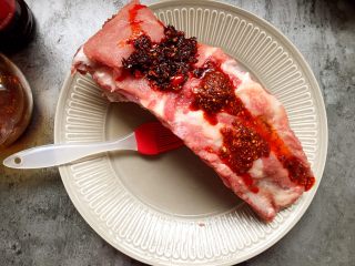 3、过桥排骨,再舀上几勺辣椒油用刷子涂抹均匀。