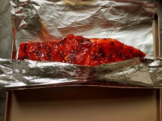 5、过桥排骨,腌制好的排骨用锡纸包好。烤箱220度预热10分钟，放入排骨烤60-80分钟，中途需要拿出换1-2次锡纸。