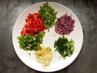 6、过桥排骨,将各种配菜切好如图。