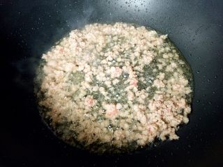 8、过桥排骨,放入肉末煸干水分。