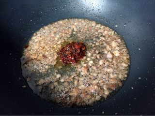9、过桥排骨,加入一勺豆瓣酱炒出香味。