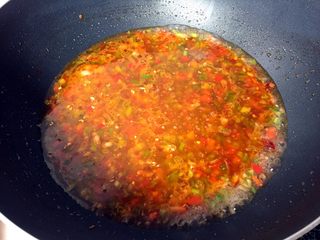 11、过桥排骨,加入适量清水煮开。