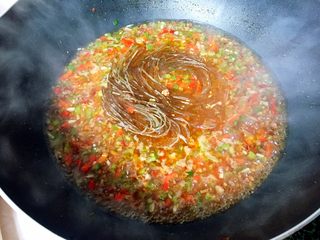 12、过桥排骨,放入粉丝小火煮至熟软。