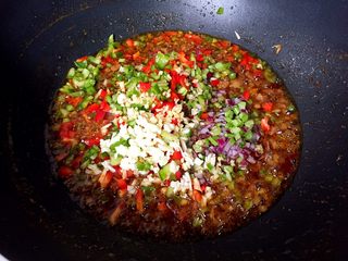 10、过桥排骨,放入除小葱外的所有配菜翻炒均匀。