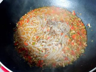 13、过桥排骨,起锅前加入适量生抽和醋翻炒均匀。