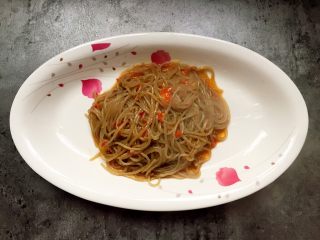 14、过桥排骨,将粉丝挑入盘中。