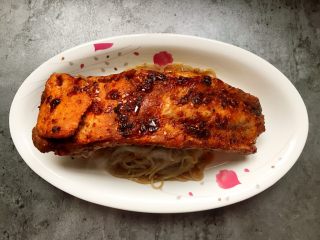 15、过桥排骨,放上烤好的排骨。