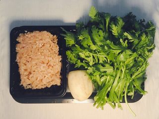 1、味噌鸡肉丸日式火锅,清洗准备食材。