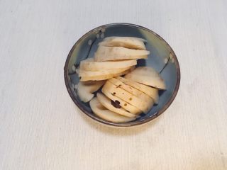 2、味噌鸡肉丸日式火锅,将藕切成薄片。