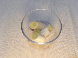 3、味噌鸡肉丸日式火锅,将大葱葱白切成半指长的段。