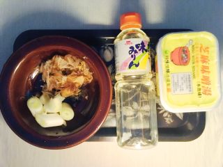 4、味噌鸡肉丸日式火锅,准备做日料高汤的材料:鲣鱼花,大葱段,味淋,味噌酱。