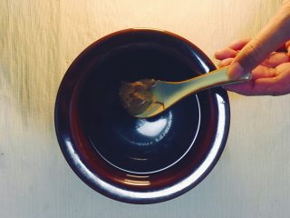 6、味噌鸡肉丸日式火锅,取一勺味噌,放入高汤溶化。味噌高汤置于锅中备用。