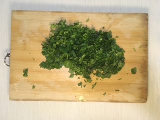 7、味噌鸡肉丸日式火锅,将香菜切末。