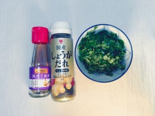 8、味噌鸡肉丸日式火锅,制作沾水小料。