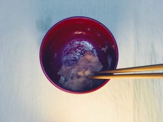 11、味噌鸡肉丸日式火锅,加入日本料理酒,搅拌至粘稠。
