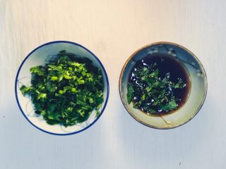 9、味噌鸡肉丸日式火锅,日式酱油和芝麻油一比一调合,洒上香菜。以备之后沾取食用。