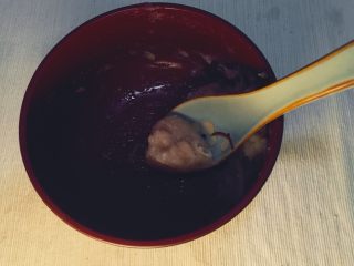 12、味噌鸡肉丸日式火锅,火锅开火,烧开之后,将鸡肉用勺子挖成丸子状,下入锅中。