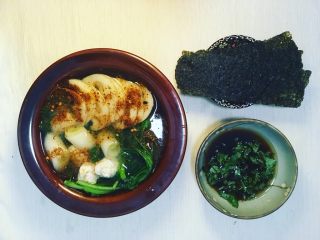13、味噌鸡肉丸日式火锅,下入其它蔬菜,可以洒上唐辛子粉或辣椒粉。配合小料或海苔食用。
