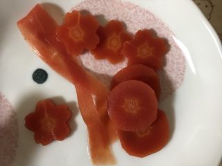 1、招财猫便当/饭团,事先准备好煮熟的胡萝卜片，条状和圆片都需要