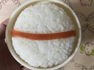 3、招财猫便当/饭团,用事先准备好的条形胡萝卜一根，装饰在圆形饭团中间位置