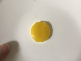 4、招财猫便当/饭团,煮熟的黄彩椒，用圆模压成圆形（大小按自己做的饭团比例调制）