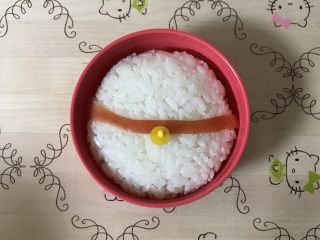 5、招财猫便当/饭团,把黄彩椒装饰在合适位置，用装饰签固定