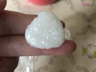 6、招财猫便当/饭团,取少量米饭，捏成三角形的形状作为猫耳朵（需要2枚）