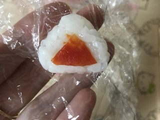 7、招财猫便当/饭团,三角形饭团中间放上三角形胡萝卜片妆点