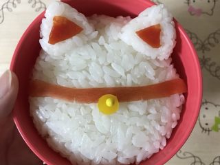 8、招财猫便当/饭团,把三角形耳朵放在主饭团的合适位置